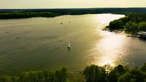 El-Sol-De-La-Tarde-Proyecta-Un-Brillo-Dorado-Sobre-El-Lago-Ukiel,-Iluminando-Las-Suaves-Ondas-En-La-Superficie-Del-Agua-Y-Realzando-La-Tranquilidad-Del-Entorno.