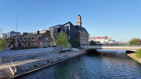Hermoso-Paisaje-De-Malmö-Frente-Al-Mar-En-El-Centro-De-La-Ciudad-Durante-El-Día-Soleado-En-Suecia