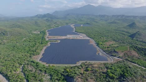 Luftaufnahme-Eines-Solarkraftwerks-Mit-Vegetation-In-Bani,-Dominikanische-Republik