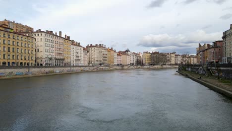 Farbenfrohe-Wohnblöcke-Am-Flussufer-Im-Stadtzentrum-Von-Lyon