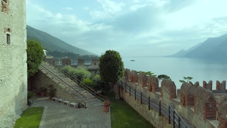 Mittelalterliche-Burg-Von-Malcesine-Mit-Blick-Auf-Den-Gardasee,-Umgeben-Von-Steinmauern,-Festung-Und-üppigem-Grün,-Italien