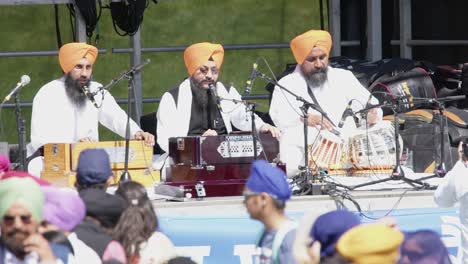 Sikh-singers-perform-on-tabla-and-harmonium-at-Nagar-Kirtan-festival