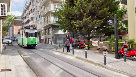 Historische-Straßenbahn-Im-Stadtteil-Kadiköy-In-Istanbul-Fährt-An-Einem-Sonnigen-Tag-In-Die-Station-Ein