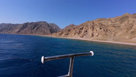Barco-De-Buceo-Navegando-En-El-Mar-Rojo-Con-Montañas-Rocosas-Cerca-De-Dahab,-Egipto
