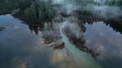 Luftaufnahme-Eines-Abgeschiedenen,-Malerischen-Sees-Und-Nebliger-Bäume-Bei-Sonnenaufgang