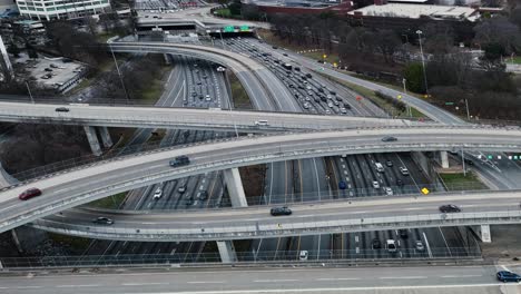 Luftbild-Hyperlapse-Des-Verkehrs-über-Großen-Kreuzungsbrücken-Und-Straßen-In-Atlanta,-Georgia