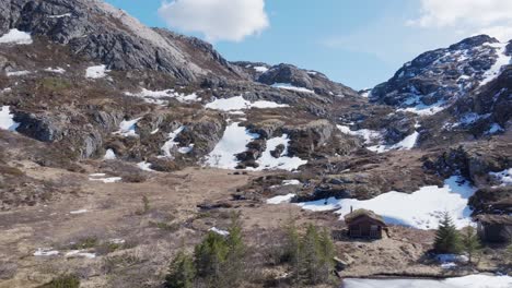 Montañas-Que-Rodean-El-Lago-Pålvatnet-En-Noruega---Disparo-De-Drones