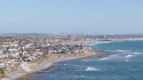 Luftaufnahme-Der-Rückseite-Von-San-Diego,-Kalifornien,-Küste-Und-Klippenviertel-Mit-Der-Skyline-Im-Hintergrund-An-Einem-Sonnigen-Tag