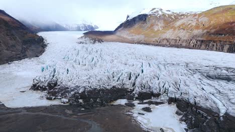 Eisschub-Im-Gletschertal-Svinafellsjökull-Mit-Felsen-Und-Moräne