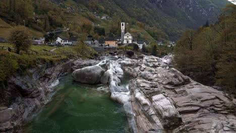 Kirche-In-Lavertezzo-Verzasca-Schweiz-Blickt-Auf-Natürliche-Schwimmbäder
