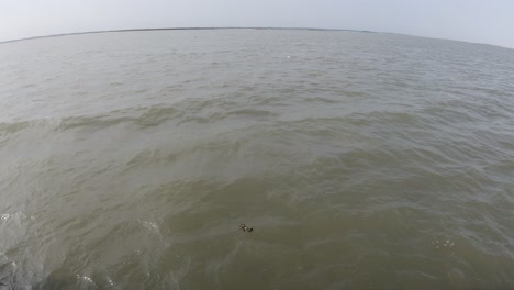 Nordostindiens-Größter-Fluss-Bammaputra,-Video-Aus-Dem-Inneren-Des-Schiffes