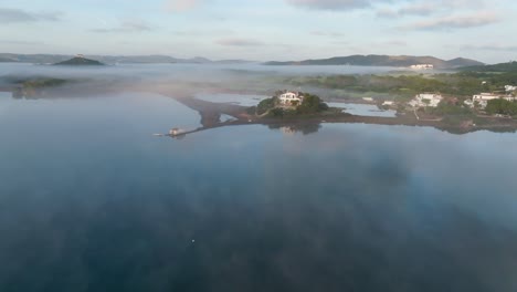 Panorama-Nebellandschaft-In-Der-Wasserbucht-Von-Fornells,-Menorca,-Spanien,-Natürliche-Umgebung,-Reiseziel