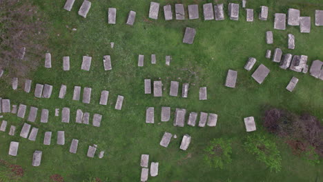 Vista-Superior-Del-Cementerio-De-La-Antigua-Lápida-Medieval---Stecak