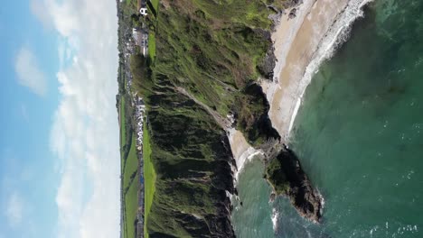 Playa-Polstreath-Cerca-De-Mevagissey-En-Cornualles-Con-Vistas-Aéreas-Verticales-Panorámicas,-Reino-Unido