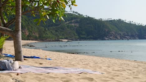 Relaxing-scenery-on-lone-beach-on-tropical-island-with-beach-towels