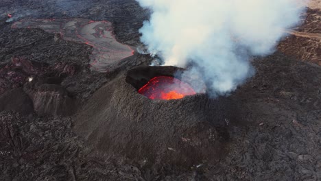Glühend-Heiße-Lava-Im-Rauchenden,-Ausbrechenden-Vulkankrater-In-Island