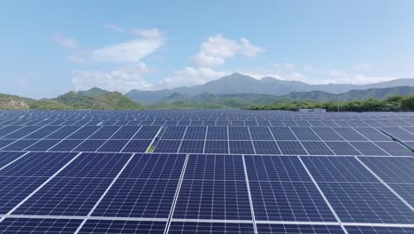 Drohnen-Dolly-Vorwärts-über-Riesigen-Solarpark-PV-Panels-In-Bani,-Dominikanische-Republik