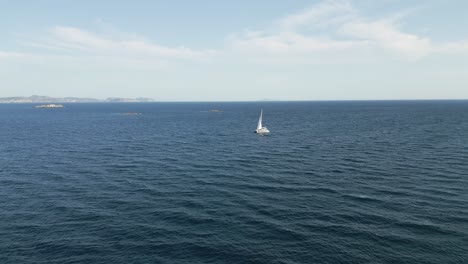 Velero-En-La-Riviera-De-Atenas