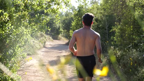 Foto-De-Corredor-De-Pie-De-Oso-Por-La-Mañana-En-El-Sendero-Del-Bosque-Urbano