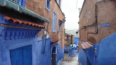 Regen-In-Der-Medina-Von-Chefchaouen,-Der-Blauen-Stadt-Marokkos