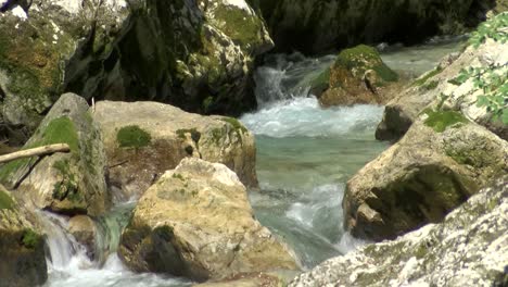 Wilde-Stromschnellen-In-Der-Sommerhitze,-Nahaufnahme-Eines-Wunderschönen-Alpenflusses,-Der-über-Felsen-Fließt