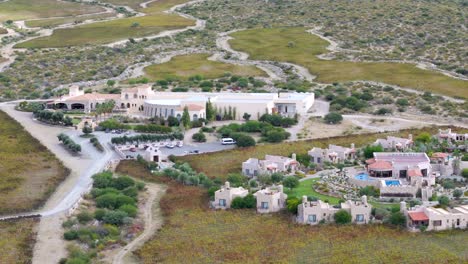 Ein-Atemberaubendes-Panorama-Offenbart-Ein-Renommiertes-Weingut-Im-Cafayate-Tal-In-Salta,-Argentinien,-Das-Für-Seine-Höhenweine-Berühmt-Ist