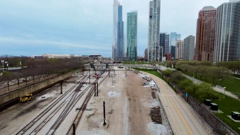 Imágenes-Aéreas-De-Drones-FPV-Volando-A-Través-De-Un-Patio-De-Trenes-Durante-El-Anochecer-En-La-Metrópolis-Industrial-De-Chicago