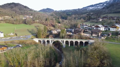 Nähert-Sich-Einer-Weißen-Steinbogenbrücke-Im-Französischen-Dorf