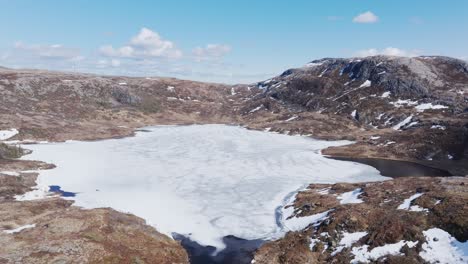 Lago-De-Montaña-Congelado-Pålvatnet-En-Steinsdalen,-Noruega