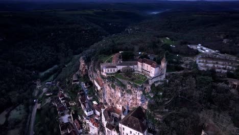 Orbitalaufnahme-Mit-Fokus-Auf-Schloss-Rocamadour-Vor-Sonnenaufgang