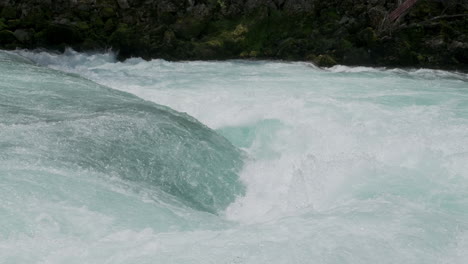 Ein-Wasserfall-Mit-Viel-Wasser-Auf-Einem-Sauberen-Und-Wilden-Gebirgsfluss