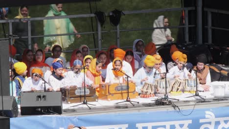 Sikh-Kindergruppe-Tritt-Beim-Nagar-Kirtan-Frühlingsfest-Auf-Der-Bühne-Auf
