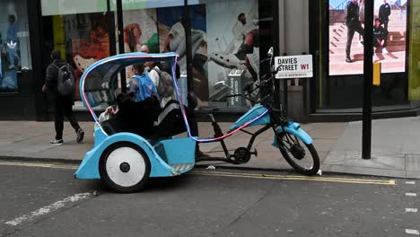 Sleeping-on-a-Rickshaw,-Oxford-Street,-London,-United-Kingdom