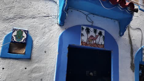 Hermosa-Puerta-De-Entrada-A-Una-Casa-Marroquí-En-La-Medina-De-La-Ciudad-Azul-De-Chefchaouen