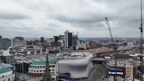 Aufsteigende-Schwenkdrohne-Luftaufnahme-Birmingham-Stadtzentrum-Großbritannien-Kirche-Und-Stierkampfarena-Einkaufszentrum