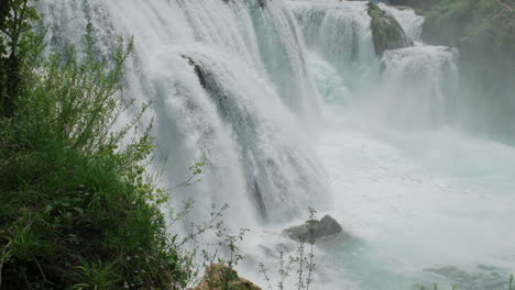 Ein-Wasserfall-Eines-Reinen-Wildflusses-In-Einem-Grünen-Regenwald