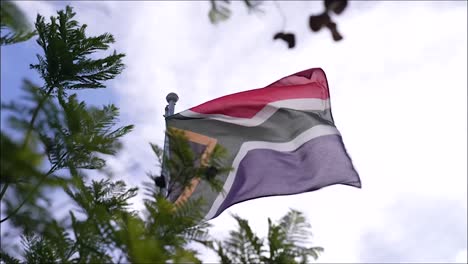 Die-Südafrikanische-Flagge-Weht-Stolz-Auf-Einer-Stange,-Ihre-Farben-Symbolisieren-Die-Vielfalt-Und-Einheit-Der-Nation