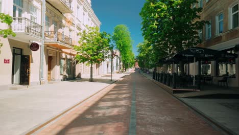 Leere-Riga-Iela-Straße-Im-Stadtzentrum-Von-Daugavpils-In-Lettland-Vorwärtsbewegung