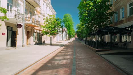 Calle-Vacía-De-Riga-Iela-En-El-Centro-De-La-Ciudad-De-Daugavpils-En-Letonia-Movimiento-Hacia-Adelante