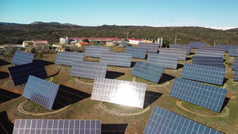 Eine-Große-Solarpanel-Farm-In-Lleida,-Katalonien-An-Einem-Sonnigen-Tag,-Luftaufnahme