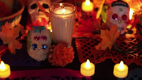 Velas-LED,-Papel-Picado,-Calaveras-De-Azúcar-Y-Otros-Artículos-Del-Día-De-Muertos,-Inclinados-Hacia-Arriba.