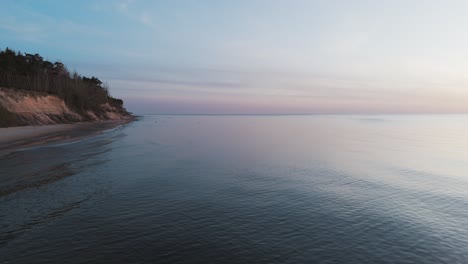Luftaufnahme-Der-Küste-Der-Ostsee-In-Jurkalne-Am-Abend-Bei-Sonnenuntergang
