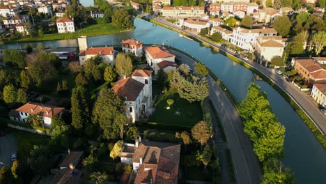 Luftaufnahme-Von-Hotel-Und-Apartment-Entlang-Des-Brenta-Kanals-In-Mira,-Italien