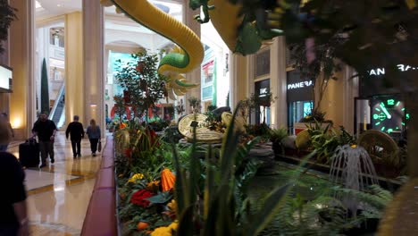 Decoraciones-Navideñas-Del-Año-Nuevo-Lunar-En-La-Torre-Palazzo-En-Las-Vegas,-Nevada