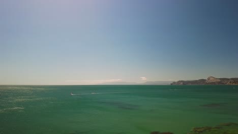 Crimea,-Cabo-Megan,-Surfistas-Con-Una-Vela-Atravesando-Las-Aguas-Verdes-Del-Mar-Negro-4k