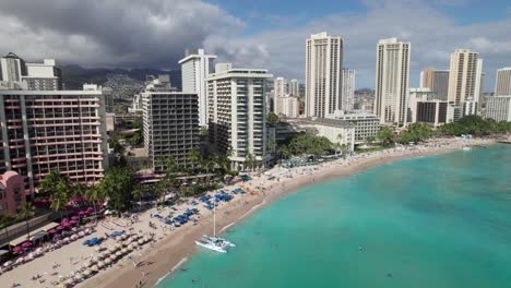 Beachfront-resorts-at-Waikiki-Beach,-Honolulu,-HI,-4K-drone-shot