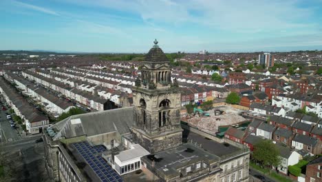 Monumento-Icónico-Del-Ayuntamiento-De-Wallasey:-Un-Dron-Aéreo-Gira-En-Sentido-Antihorario-Y-Retrocede-Revelando-El-Edificio-Y-El-Paisaje,-Wirral,-Reino-Unido