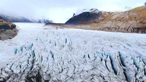 Empuje-De-Hielo-Agrietado-Del-Glaciar-Svinafellsjokull-En-El-Valle-De-Montaña-Brumoso