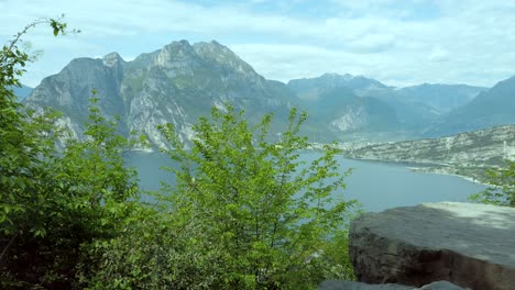 Parallax-Blick-Von-Den-Felsformationen-Mit-Blick-Auf-Den-Gardasee-An-Einem-Stürmischen-Tag-In-Nago-Torbole,-Italien