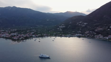The-afternoon-sun-shines-on-the-small-port-town-of-Nidri,-Lefkada